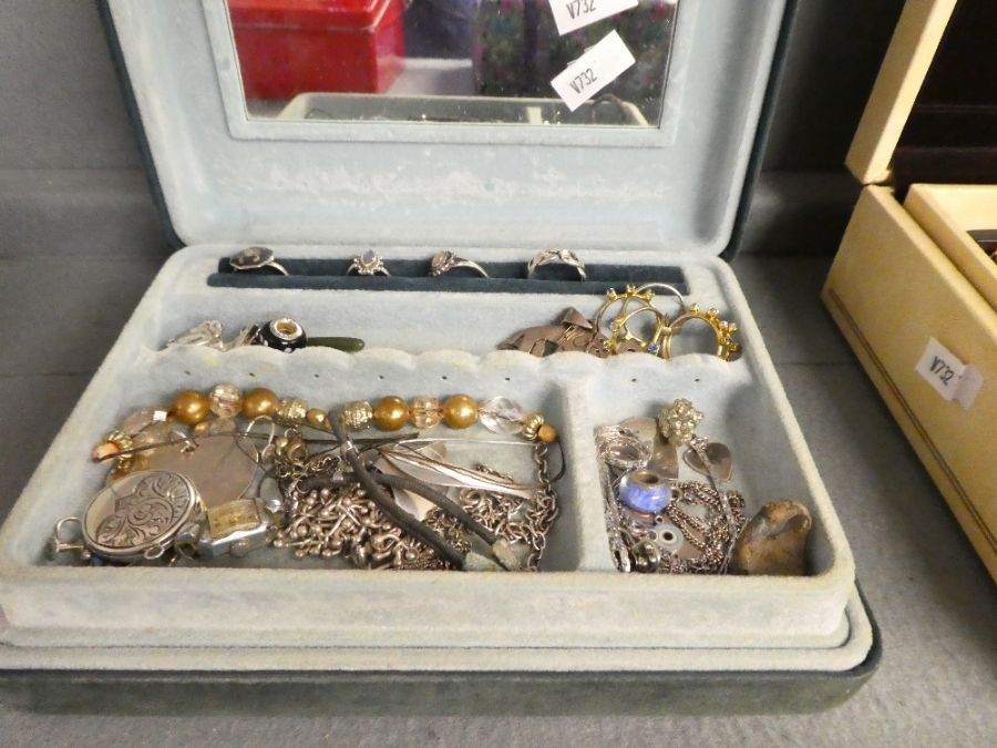 Jewellery box containing silver costume jewellery including Mexican silver earrings, pendant etc, ri