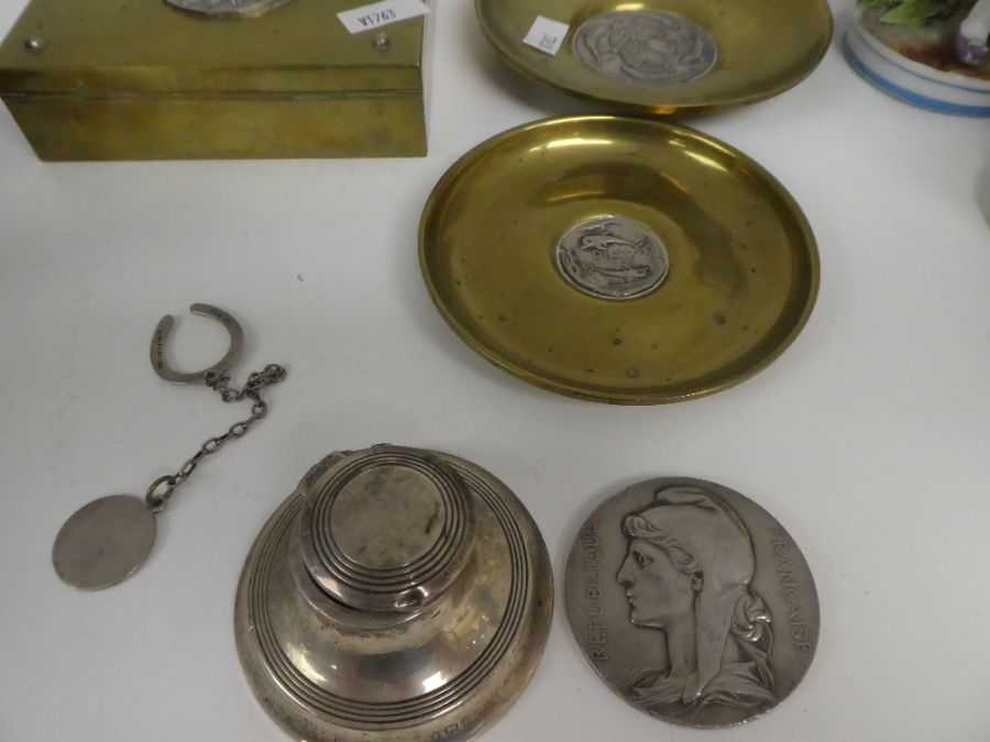 A small silver inkwell, 3 brass dishes having silver inset plaques, stamped 900 and sundry - Image 3 of 3