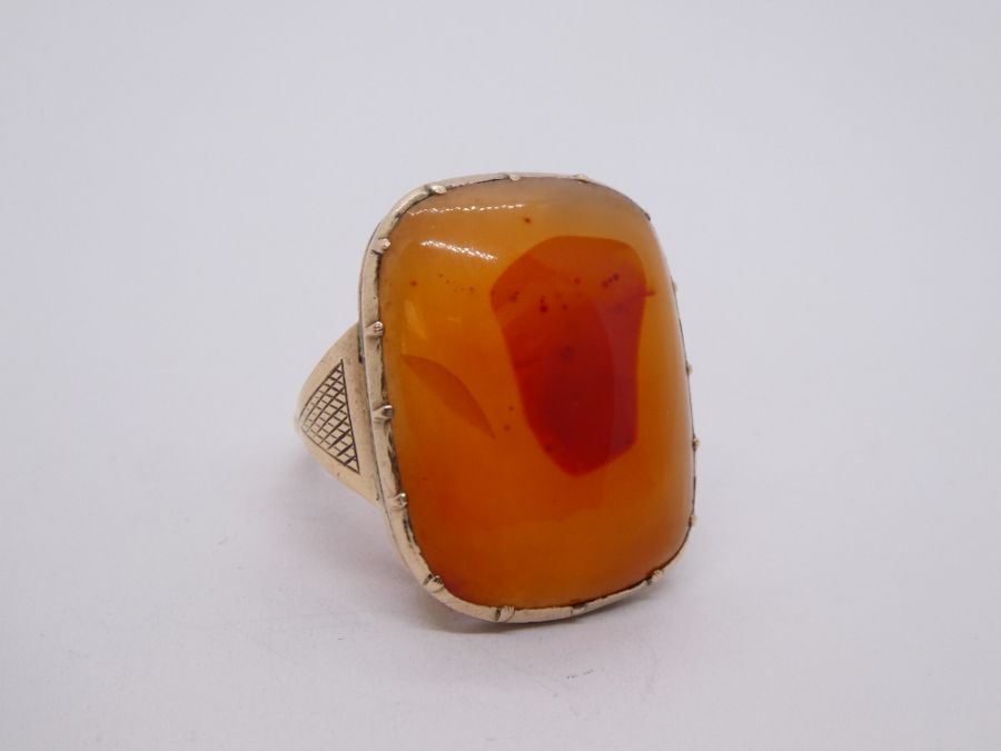Antique yellow gold ring set with large polished cornelian, marked inside CT, size N/O - Image 3 of 5