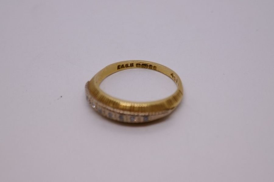 Vintage 18ct yellow gold two tone ring with seven chanel set diamond chips on textured mount, Birmi - Image 4 of 4