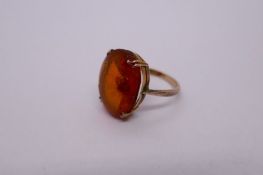 Vintage 9ct yellow gold dress ring with large oval amber complete with two mosquitoes, size O, 3.4g