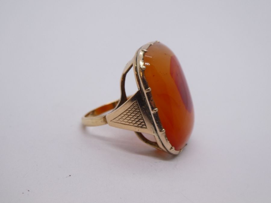 Antique yellow gold ring set with large polished cornelian, marked inside CT, size N/O - Image 2 of 5