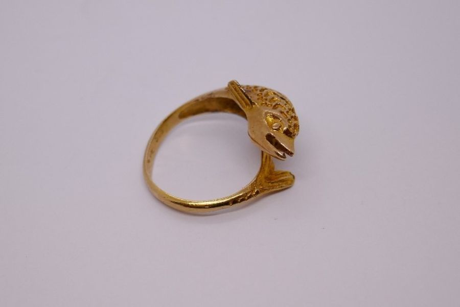 14ct yellow gold dolphin ring, the head and tail crossing over at the front, marked 585, size O/N, 4 - Image 4 of 5