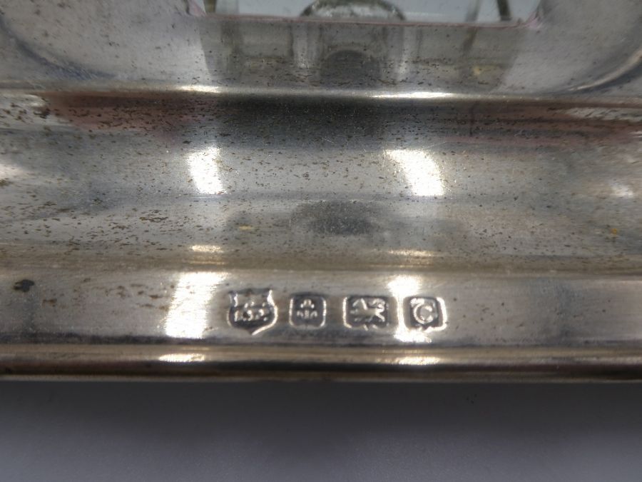 A silver inkwell having silver topped glass on silver base with four feet, Hallmarked Birmingham 192 - Image 2 of 7
