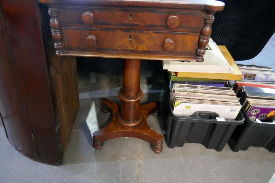 An antique mahogany 2 drawer work table on turned pillar - Image 2 of 2