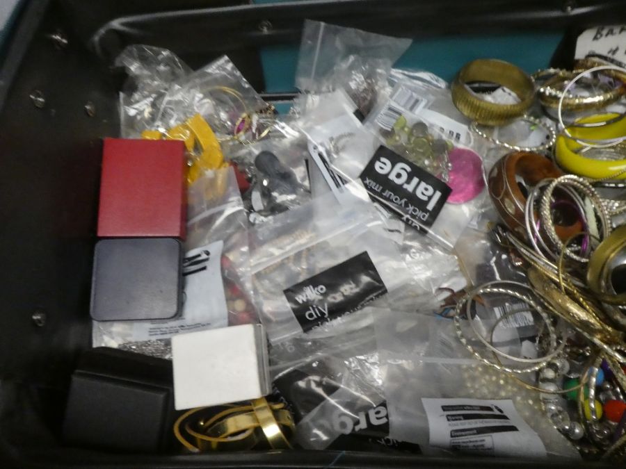 Suitcase containing a quantity of costume jewellery - Image 2 of 4