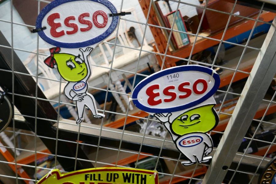 Esso pair sign