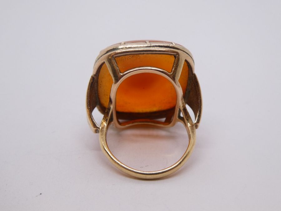 Antique yellow gold ring set with large polished cornelian, marked inside CT, size N/O - Image 5 of 5