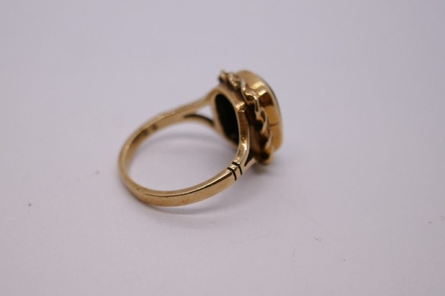 9ct yellow gold signet ring with black rectangular panel with a gold rope twist frame on split shoul - Image 3 of 4