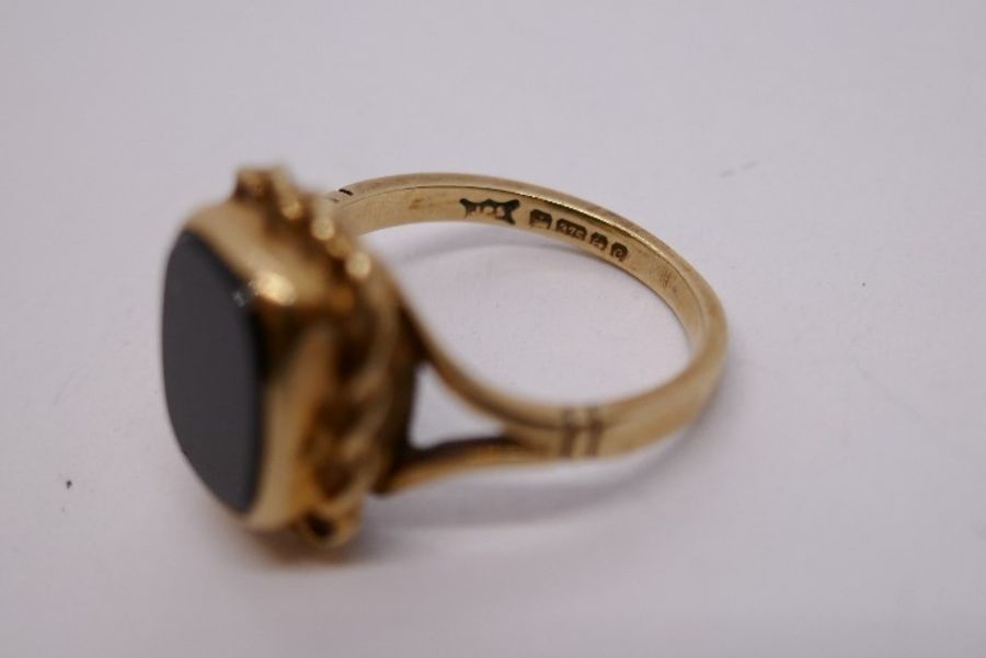 9ct yellow gold signet ring with black rectangular panel with a gold rope twist frame on split shoul - Image 4 of 4