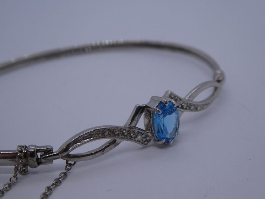 Contemporary 9ct white gold bracelet with central blue topaz, flanked with diamond chip, safety chai - Image 3 of 8