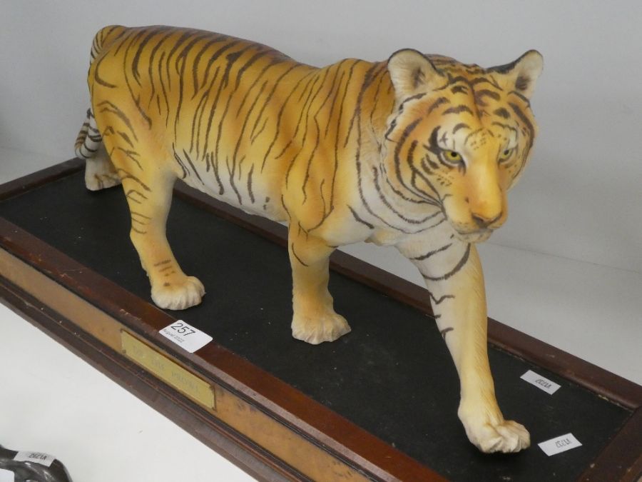 A Franklin Mint Tiger model (On The Prowl) with stand, tiger length 54cm - Image 3 of 4