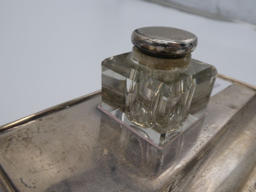 A silver inkwell having silver topped glass on silver base with four feet, Hallmarked Birmingham 192 - Image 3 of 7