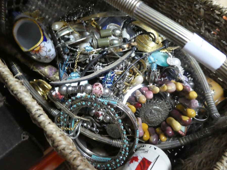 A sundry lot; to include costume jewellery and china - Image 3 of 4