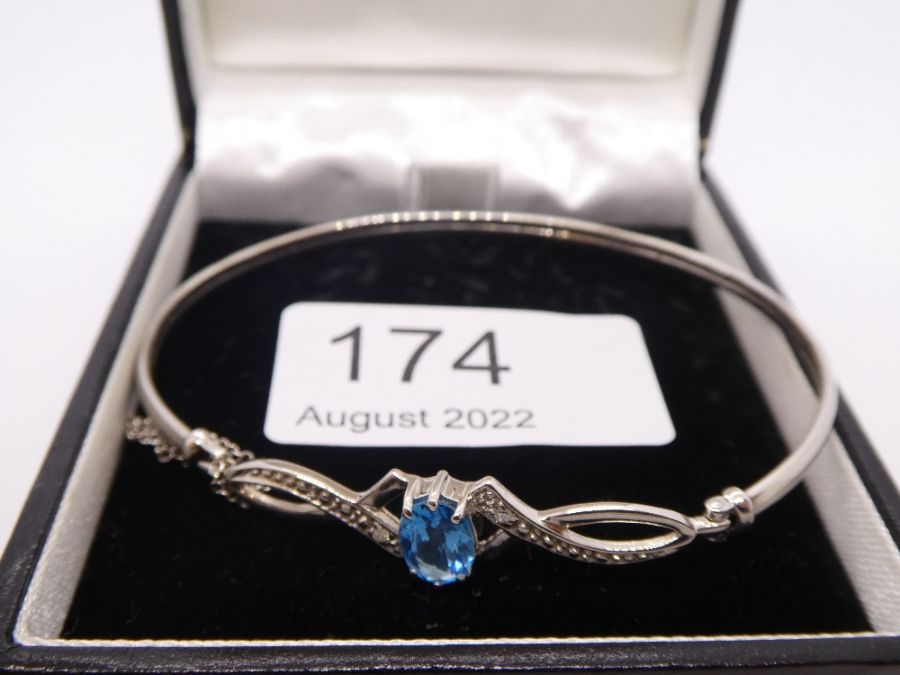 Contemporary 9ct white gold bracelet with central blue topaz, flanked with diamond chip, safety chai - Image 5 of 8