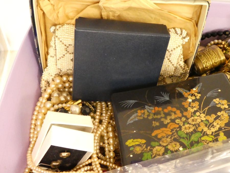 Tray of vintage costume jewellery including beads, Mother of Pearl box, beaded purse, etc - Image 3 of 3