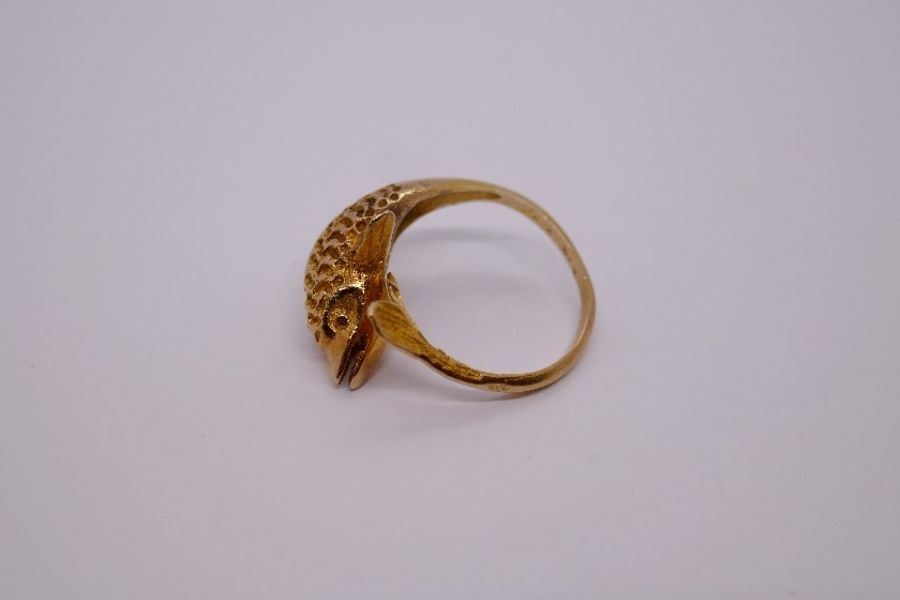 14ct yellow gold dolphin ring, the head and tail crossing over at the front, marked 585, size O/N, 4