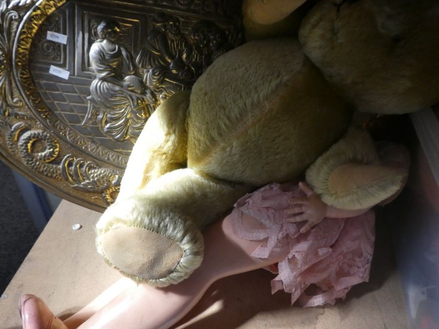 A plush teddy, dolls and sundry - Image 3 of 3