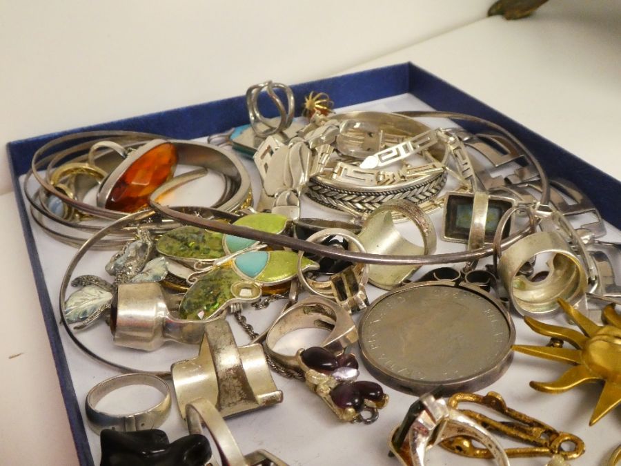 Tray of vintage and modern good quality silver jewellery including an enamel brooch, 14k and silver - Image 2 of 3