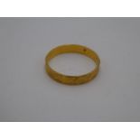 22ct yellow gold wedding band with pressed pattern, Sizes S, 2.5g, marked 916