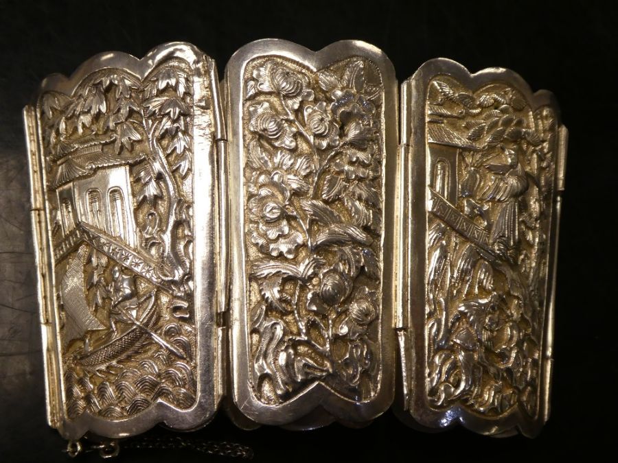 Chinese articulated silver cuff, 6 embossed panels decorated figures, building, dragons and flowers, - Image 3 of 5
