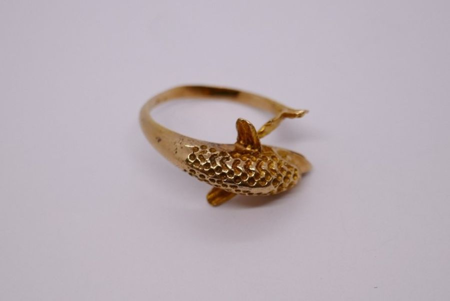 14ct yellow gold dolphin ring, the head and tail crossing over at the front, marked 585, size O/N, 4 - Image 3 of 5