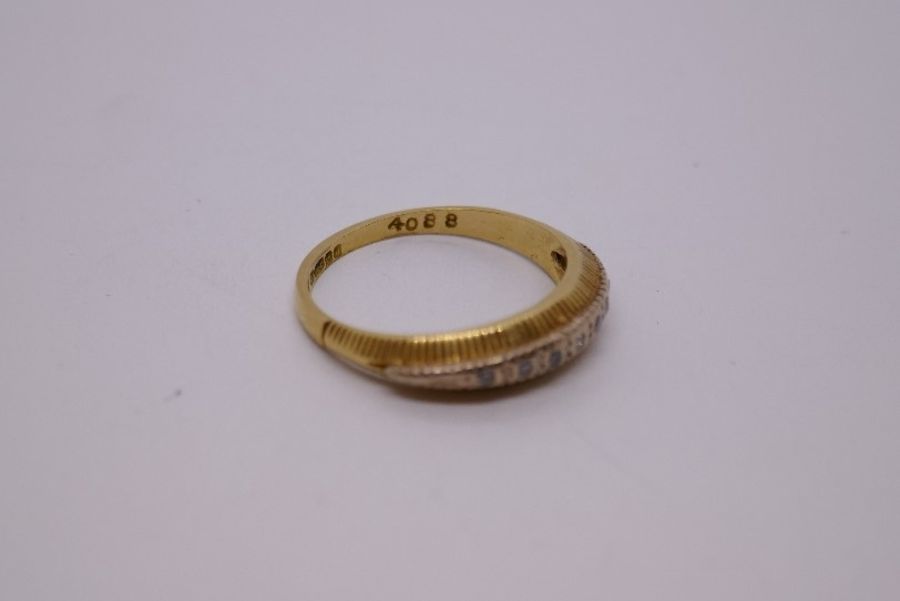 Vintage 18ct yellow gold two tone ring with seven chanel set diamond chips on textured mount, Birmi - Image 3 of 4