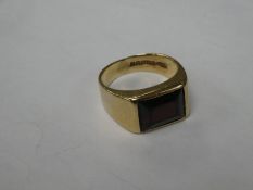 9ct yellow gold signet ring with cut rectangular garnet, Birmingham, marked 375, size K/L, 4.7g appr