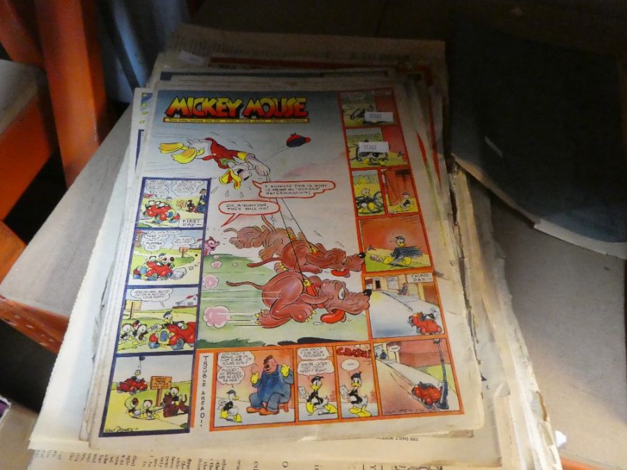 A small quantity of Mickey Mouse comics from the 1940s and a quantity of old newspapers, 2th century - Image 3 of 6