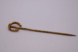 Antique 15ct yellow gold stick pin with applied horseshoe, maker H.W possibly Henry Waker, marked 15