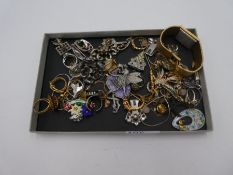 Tray of silver and other costume jewellery to include brooches, wristwatch, rings, etc