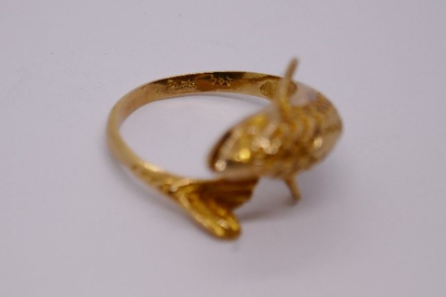 14ct yellow gold dolphin ring, the head and tail crossing over at the front, marked 585, size O/N, 4 - Image 5 of 5