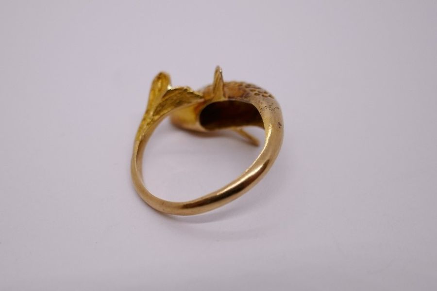 14ct yellow gold dolphin ring, the head and tail crossing over at the front, marked 585, size O/N, 4 - Image 2 of 5