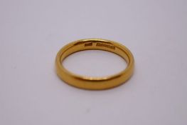 22ct yellow gold wedding band, marked 22, Birmingham maker, H & S, approx 4.5g