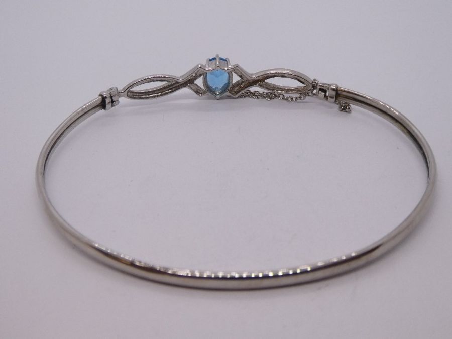 Contemporary 9ct white gold bracelet with central blue topaz, flanked with diamond chip, safety chai - Image 7 of 8