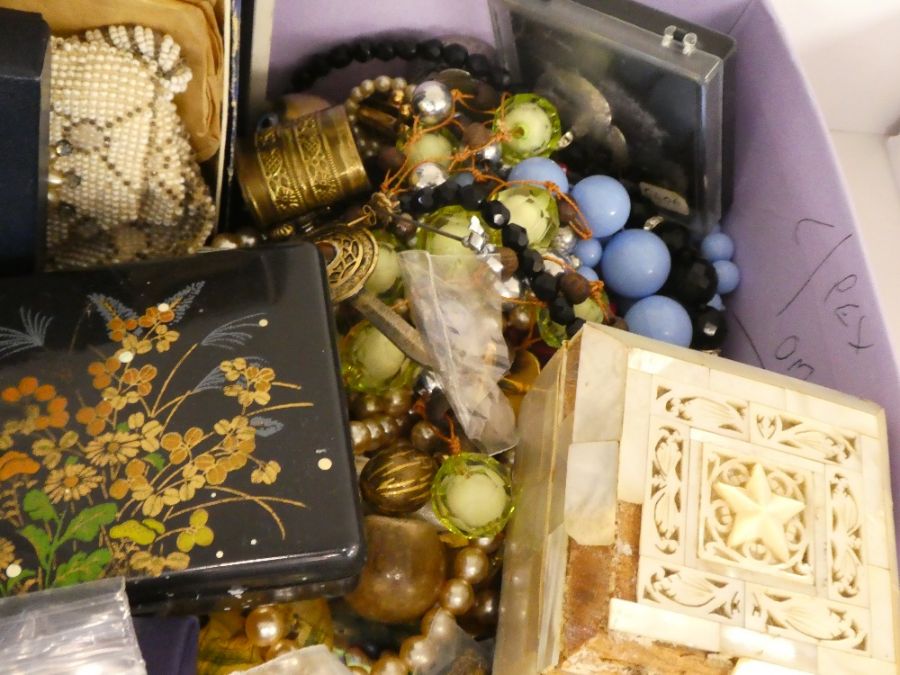 Tray of vintage costume jewellery including beads, Mother of Pearl box, beaded purse, etc - Image 2 of 3