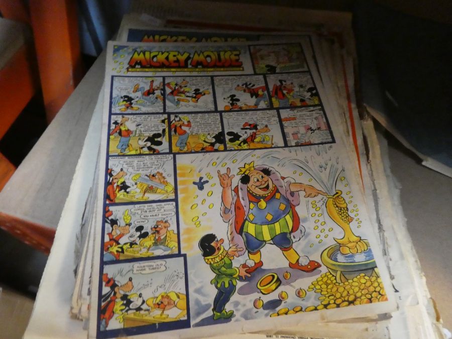 A small quantity of Mickey Mouse comics from the 1940s and a quantity of old newspapers, 2th century - Image 4 of 6