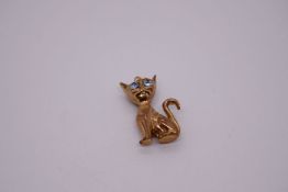 9ct yellow gold charm in the form of a wide eyed cat with pale blue paste set eyes, marked 375, Birm