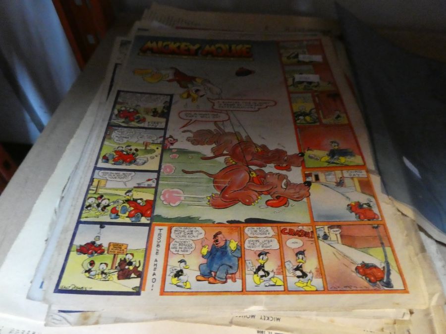 A small quantity of Mickey Mouse comics from the 1940s and a quantity of old newspapers, 2th century - Image 2 of 6