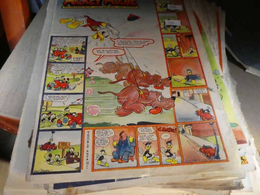 A small quantity of Mickey Mouse comics from the 1940s and a quantity of old newspapers, 2th century - Image 6 of 6