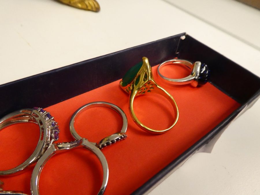 Tray modern silver dress rings to include tanzanite, emerald and sapphire examples - Image 4 of 4