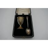 A silver egg cup and spoon and a fitted case. Hallmarked Birmingham 1927 Joseph Gloster Ltd. 1.34ozt