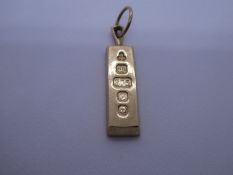 9ct yellow gold bullion bar pendant, London, 1977, maker KMJ, 2.5cm, 8.2g approx