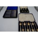 A cased set of W H Haseler Ltd., 1932 Tea spoons, Birmingham, with a cased set of silver handled kni