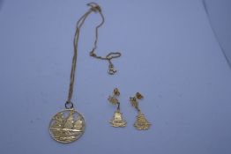 14ct yellow gold neckchain, hung with a circular pendant depicting a galleon, both marked 585, and p