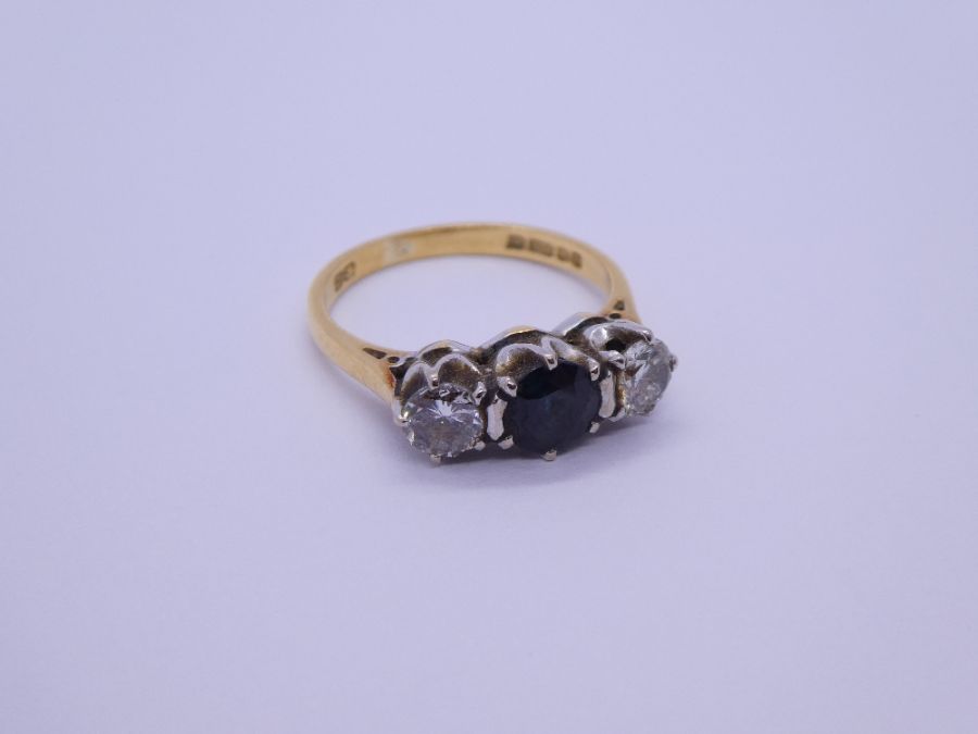 18ct yellow gold trilogy ring with central round cut sapphire flanked diamonds either side, London, - Bild 5 aus 5