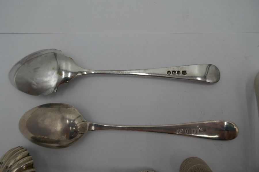 A quantity of silver flatware comprising a Georgian 1799 teaspoon by Peter, Ann and William Bateman. - Bild 4 aus 5