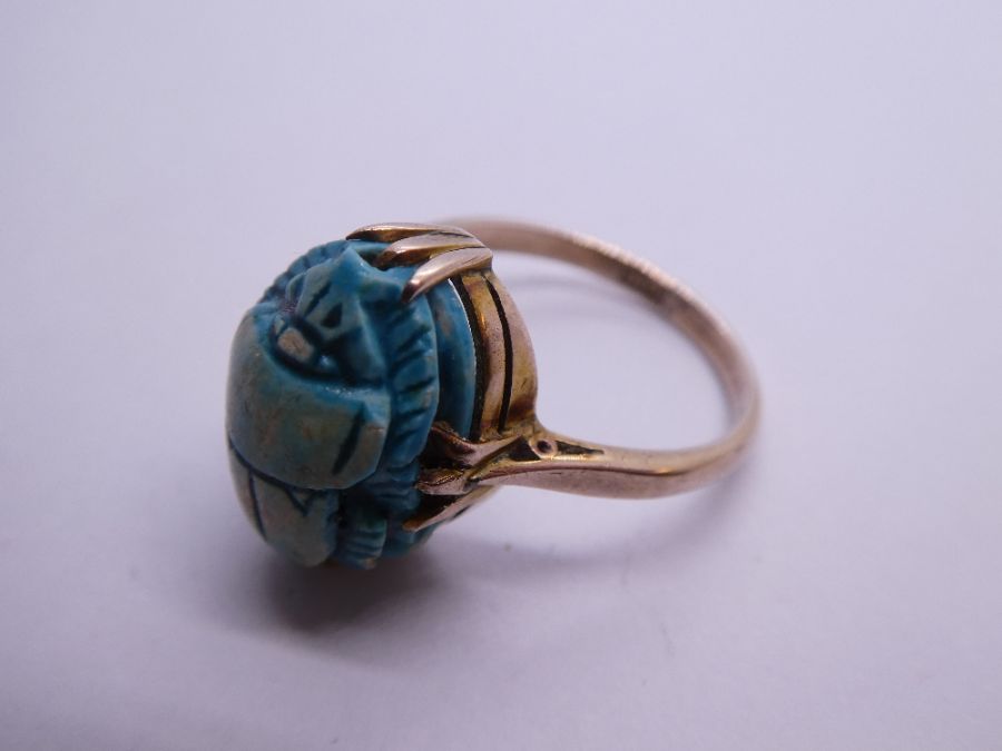 Antique faience Scarab beetle bead mounted 9ct gold ring on 4 claw mounts, marked 9ct, size O, appro - Bild 3 aus 3