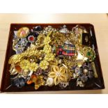 Tray of vintage costume jewellery to include brooches, necklaces, scarf clips, etc