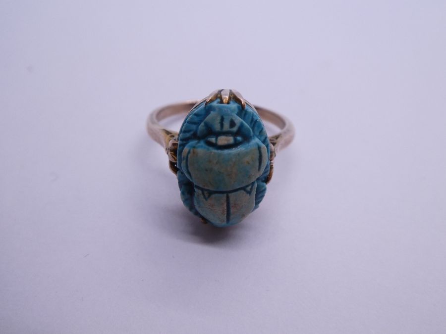Antique faience Scarab beetle bead mounted 9ct gold ring on 4 claw mounts, marked 9ct, size O, appro - Bild 2 aus 3